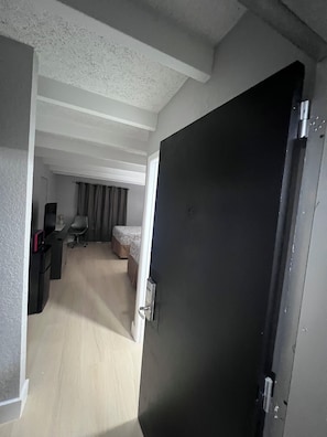 Basic-Zimmer, 2 Queen-Betten, Nichtraucher | Individuell eingerichtet, schallisolierte Zimmer, Bügeleisen/Bügelbrett