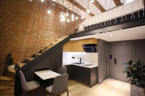 Grand réfrigérateur, micro-ondes, four, plaque de cuisson