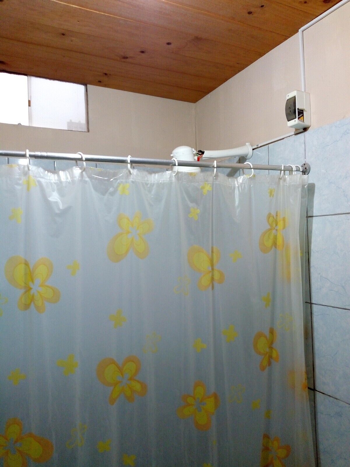 Chuveiro, toalhas de banho, papel higiênico 