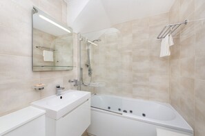 Tina con regadera, tina de hidromasaje, amenidades de baño gratuitas 