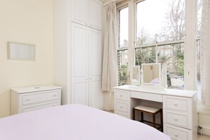 Down duvets, Tempur-Pedic beds, individually furnished - Allegra House (London)