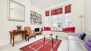 Apartamento premier, várias camas, para não fumantes, vista para o jardim | Área de estar | TV de tela plana