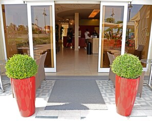 Property entrance - Cosmopol Hotel (Cesenatico)