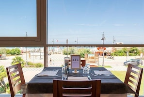 Déjeuner et dîner servis sur place, spécialités Cuisine italienne