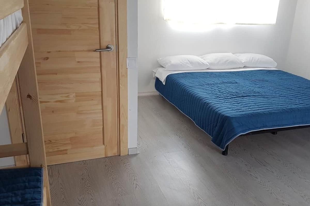 Comfort Room (Vertikal) | Desk, blackout drapes, soundproofing, WiFi (free)