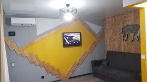 Family Room | Desk, blackout curtains, soundproofing, free WiFi - Guest House Shafran (Molodizhne)