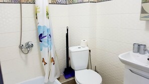 标准双人房 (Ukrainian) | 浴室 | 淋浴设施、吹风机、毛巾