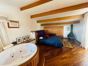 5 bedrooms, iron/ironing board, travel cot, WiFi - Wake up to the birdsong! (Nova Fazendinha)