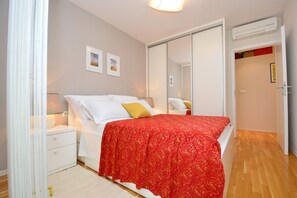 2 Schlafzimmer, Zimmersafe, Schreibtisch, Bügeleisen/Bügelbrett