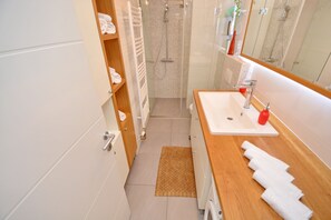 Een douche, een haardroger, handdoeken, zeep