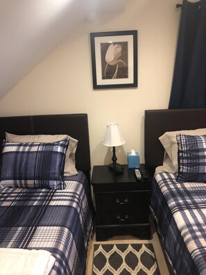 2 slaapkamers, een bureau, een strijkplank/strijkijzer, gratis wifi