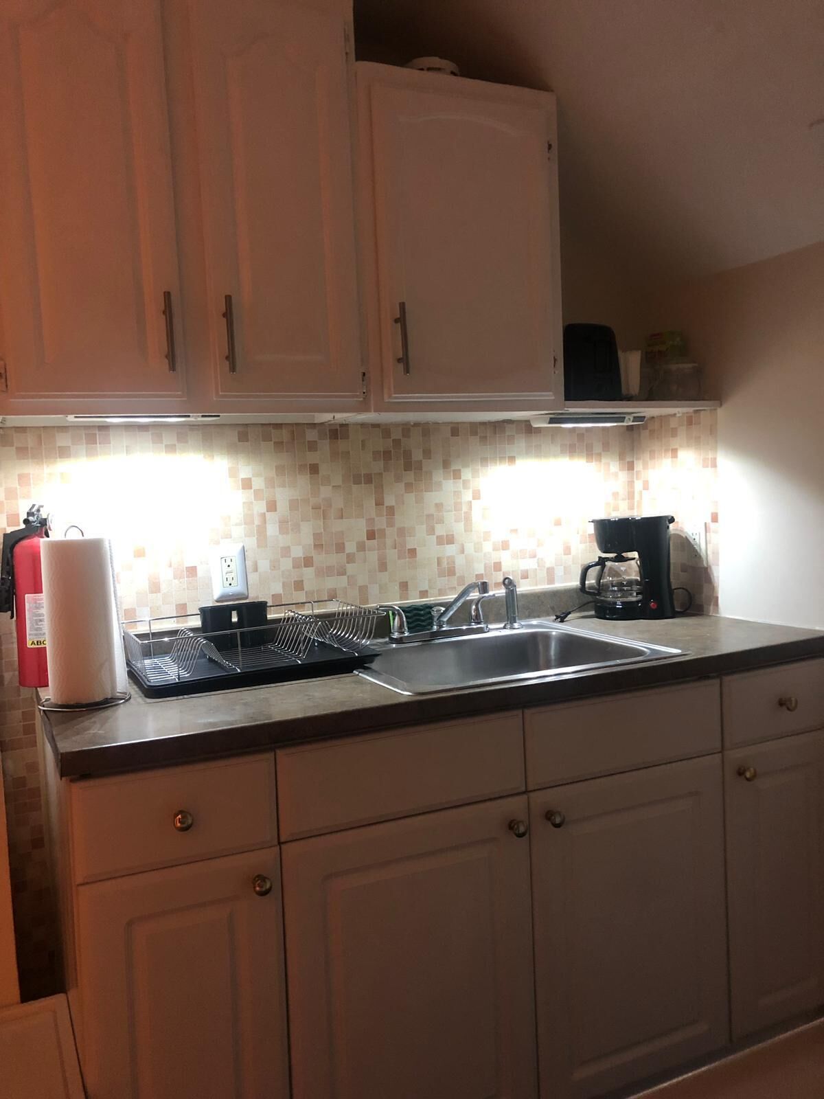 Full-size fridge, microwave, oven, stovetop