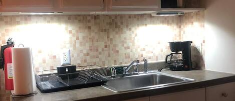 Full-sized fridge, microwave, oven, stovetop