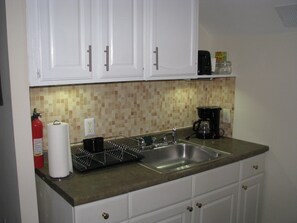 Full-sized fridge, microwave, oven, stovetop