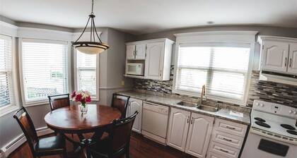 DOWNTOWN ST JOHN'S- CLEAN, off-street PARKING, patio, no hills