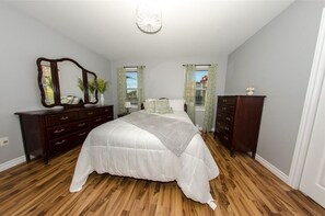 3 chambres, bureau, fer et planche à repasser, lit parapluie