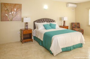 1 habitación, cubrecamas, decoración personalizada y muebles diferentes 