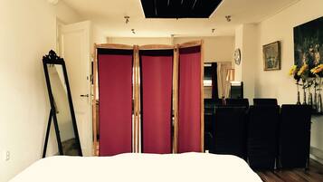 Een strijkplank/strijkijzer, wifi, beddengoed