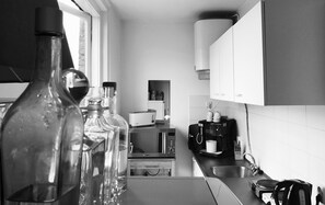 Kühlschrank, Mikrowelle, Ofen, Wasserkocher mit Kaffee-/Teezubehör