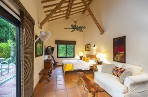 4 habitaciones, tabla de planchar con plancha, wifi y ropa de cama