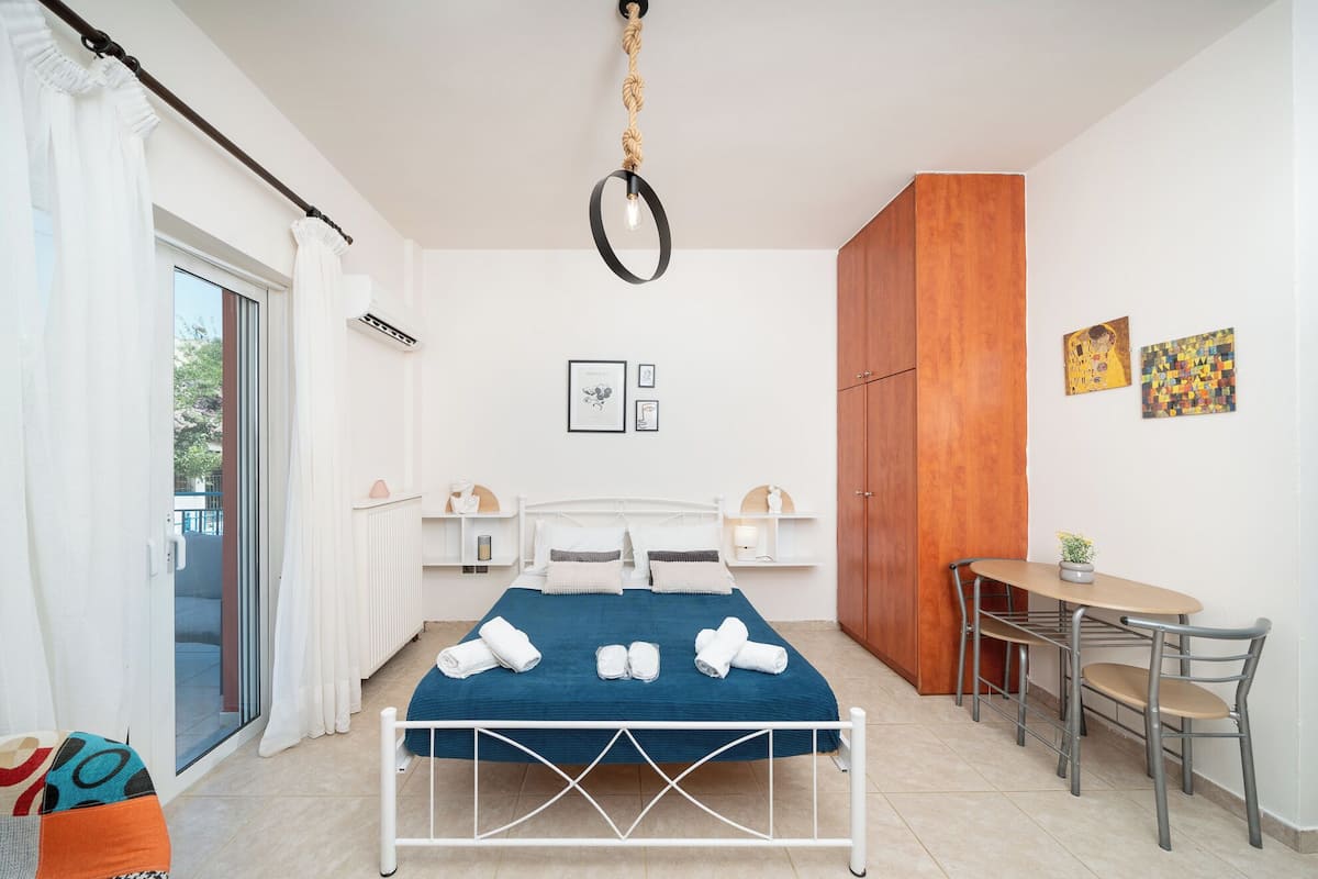2 bedrooms, individually furnished, blackout curtains, soundproofing