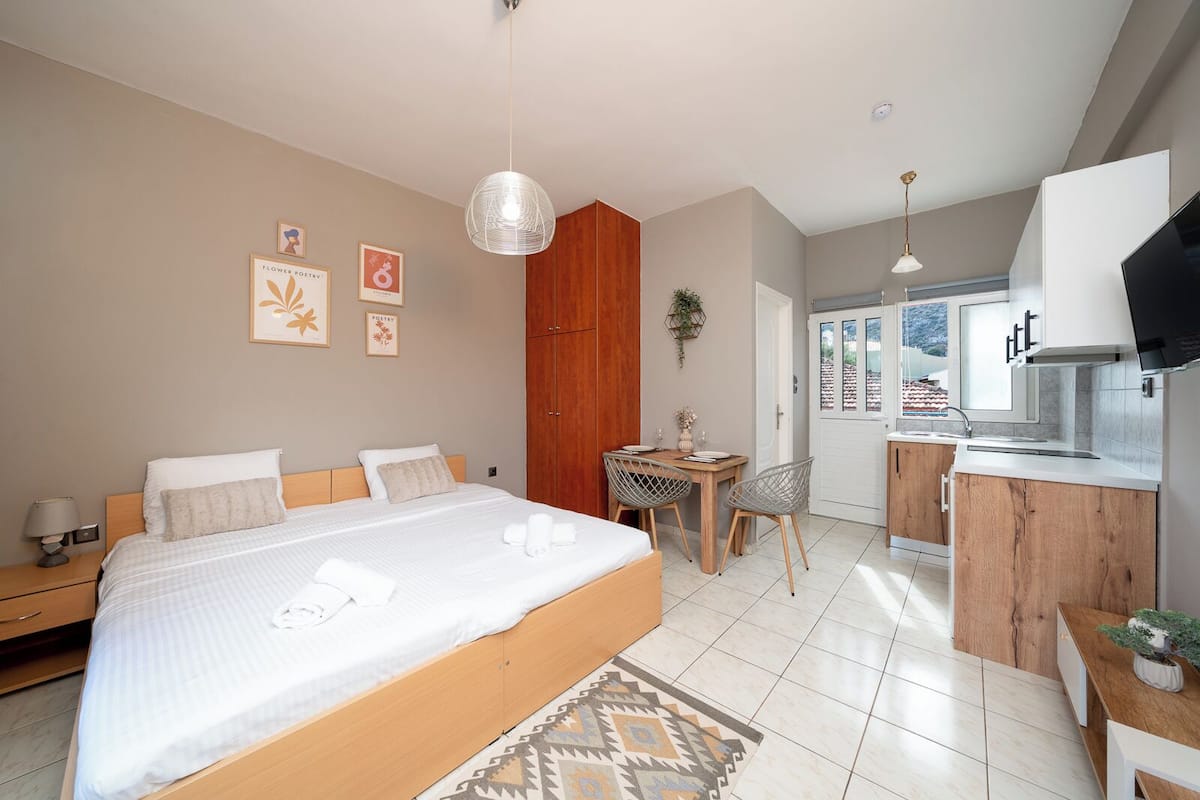 2 bedrooms, individually furnished, blackout curtains, soundproofing