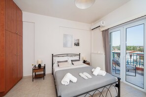 Muebles diferentes, cortinas blackout y sistema de insonorización 