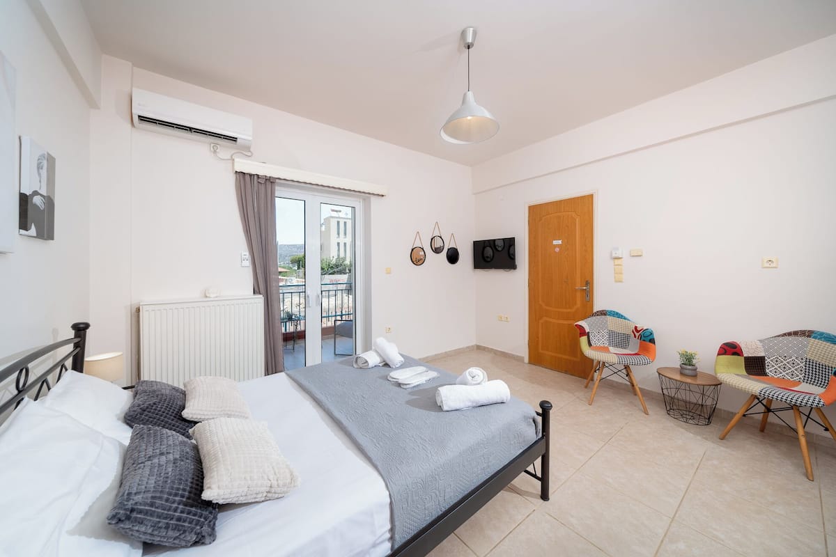 2 bedrooms, individually furnished, blackout curtains, soundproofing