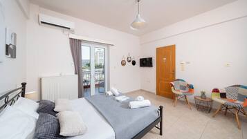 Basic Studio (5) | Individually furnished, blackout drapes, soundproofing