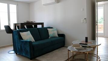 Apartemen Kota, pemandangan gunung | Area keluarga | Televisi LCD 27-inci dengan saluran TV kabel, TV, dan layanan streaming