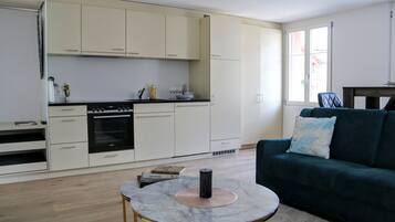 City Apartment, Mountain View | Ruang tamu | 27 inci televisyen LCD dengan kabel, TV, perkhidmatan penstriman