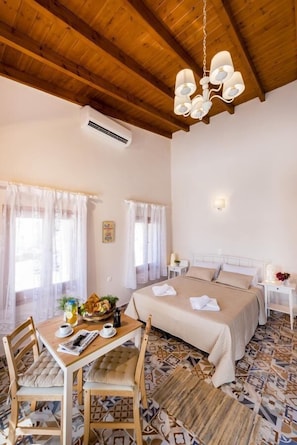 Apartament panoràmic, vistes a la badia | Escriptori, habitacions insonoritzades i planxa i posts de planxar