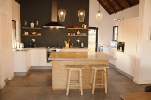Fridge, microwave, oven, stovetop - Exclusive home in wildlife estate near to Kruger Park (Hoedspruit)
