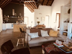 TV, fireplace, books - Exclusive home in wildlife estate near to Kruger Park (Hoedspruit)
