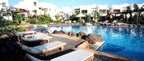 Een binnenzwembad, een buitenzwembad