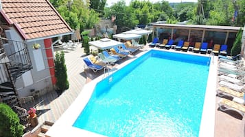 Outdoor pool, free pool cabanas, pool umbrellas