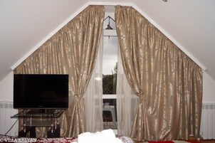 Habitación triple familiar | Ropa de cama de alta calidad y colchones con acolchado adicional