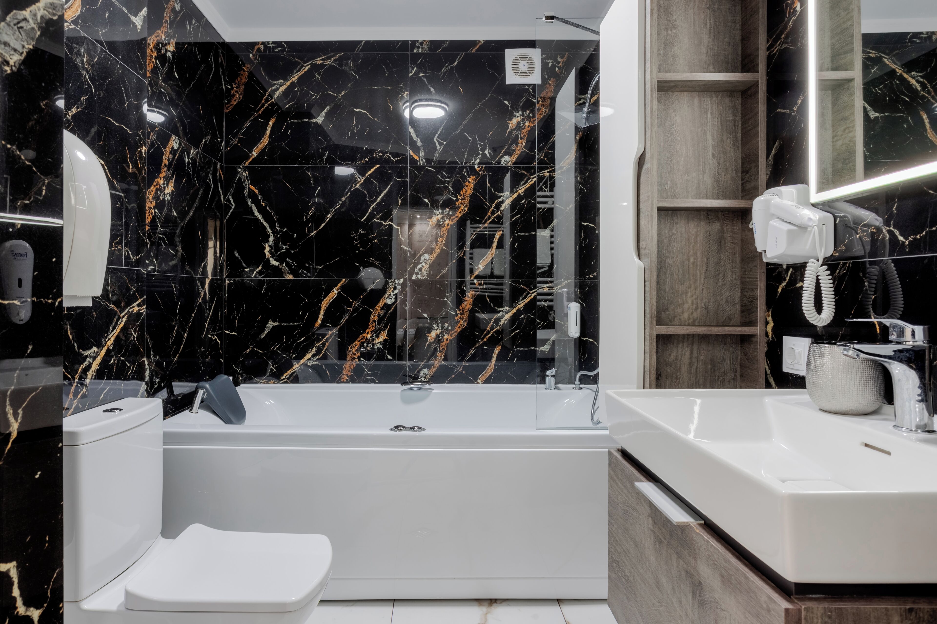 Habitación cuádruple familiar, 1 habitación, para no fumadores | Baño | Tina con regadera, tina con aguas termales, regadera con hidromasaje 