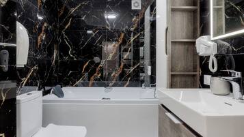 Habitación cuádruple familiar, 1 habitación, para no fumadores | Baño | Tina con regadera, tina con aguas termales, regadera con hidromasaje