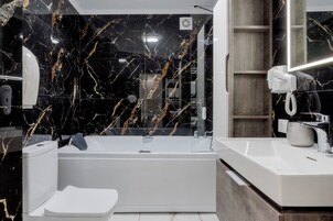Bañera con ducha, bañera con aguas termales