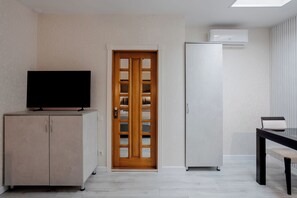 Standard Double Room, 1 Queen Bed | Living area - Villa Kalyan Hotel (Chisinau)