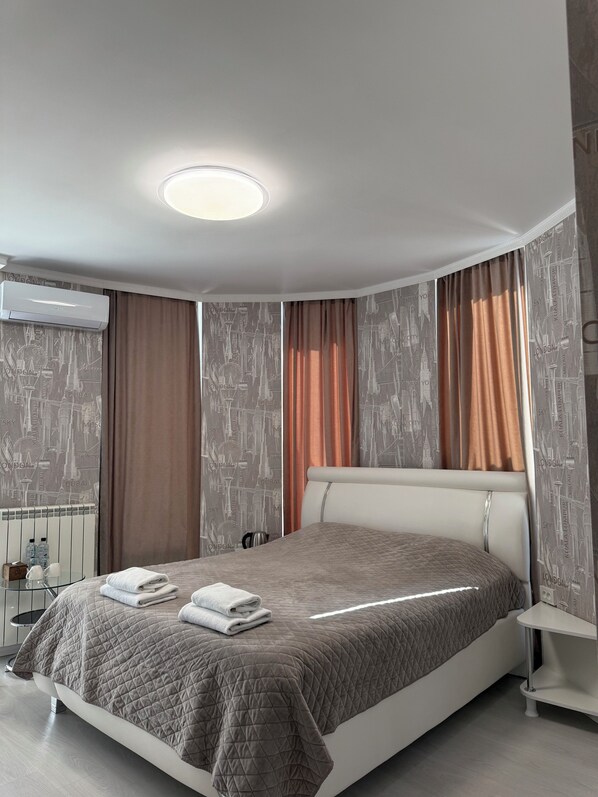 Superior Double Room, 1 Bedroom, Jetted Tub, City View | Bathroom | Combined shower/bathtub, spring water bathtub, hydromassage showerhead