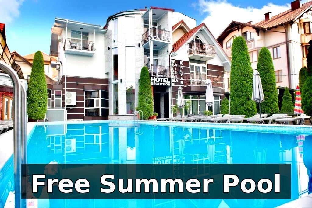 Outdoor pool, free cabanas, pool umbrellas