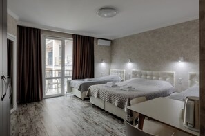 Luxury-Vierbettzimmer | Hochwertige Bettwaren, Pillowtop-Betten, individuell dekoriert