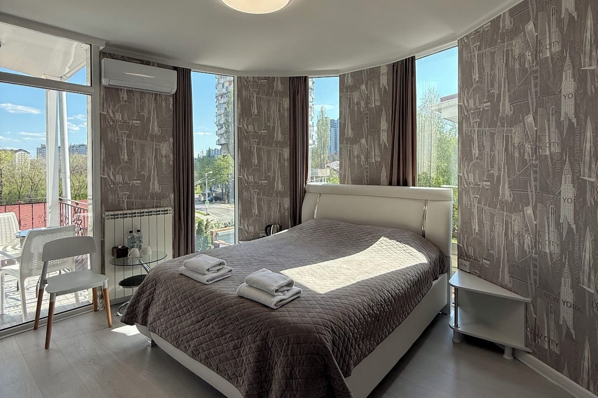 Superior dubbelrum - 1 sovrum - bubbelbad - utsikt mot staden | Sängtillbehör av högsta kvalitet och bäddmadrasser