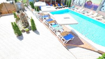 Outdoor pool, free pool cabanas, pool umbrellas