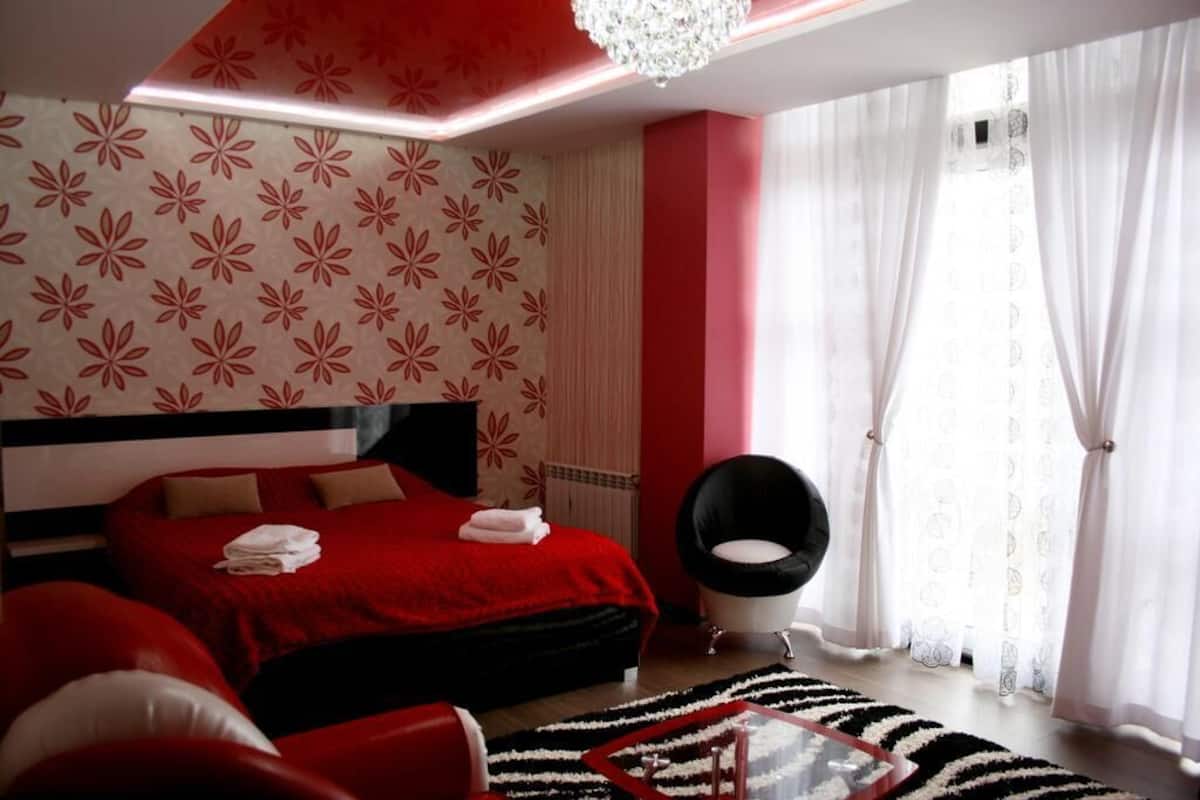 Habitación individual Deluxe, 1 habitación, hidromasaje, vista a la ciudad | Ropa de cama de alta calidad y camas con pillow-top