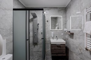 Luxury Quadruple Room | Bathroom | Combined shower/tub, spring water tub, hydromassage showerhead - Hotel Kalyan & Spa (Chisinau)