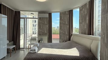 Chambre Double Supérieure, 1 chambre, baignoire à jets, vue ville | Literie de qualité supérieure, surmatelas, décoration personnalisée