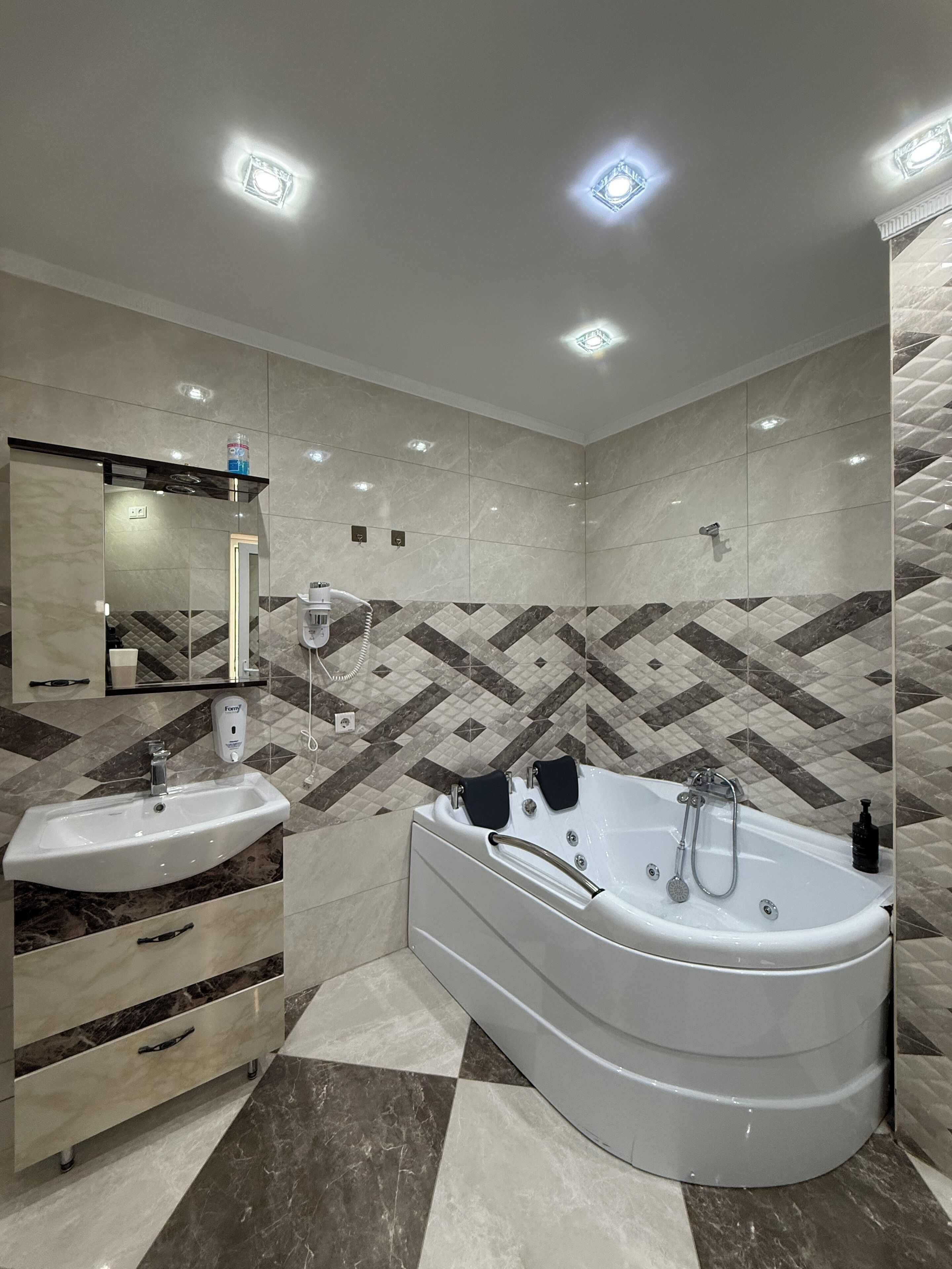 Dobbeltrom – superior, 1 soverom, massasjebadekar, byutsikt | Bad | Kombinert dusj/badekar, kildevannsbadekar og dusjhode med hydromassaje